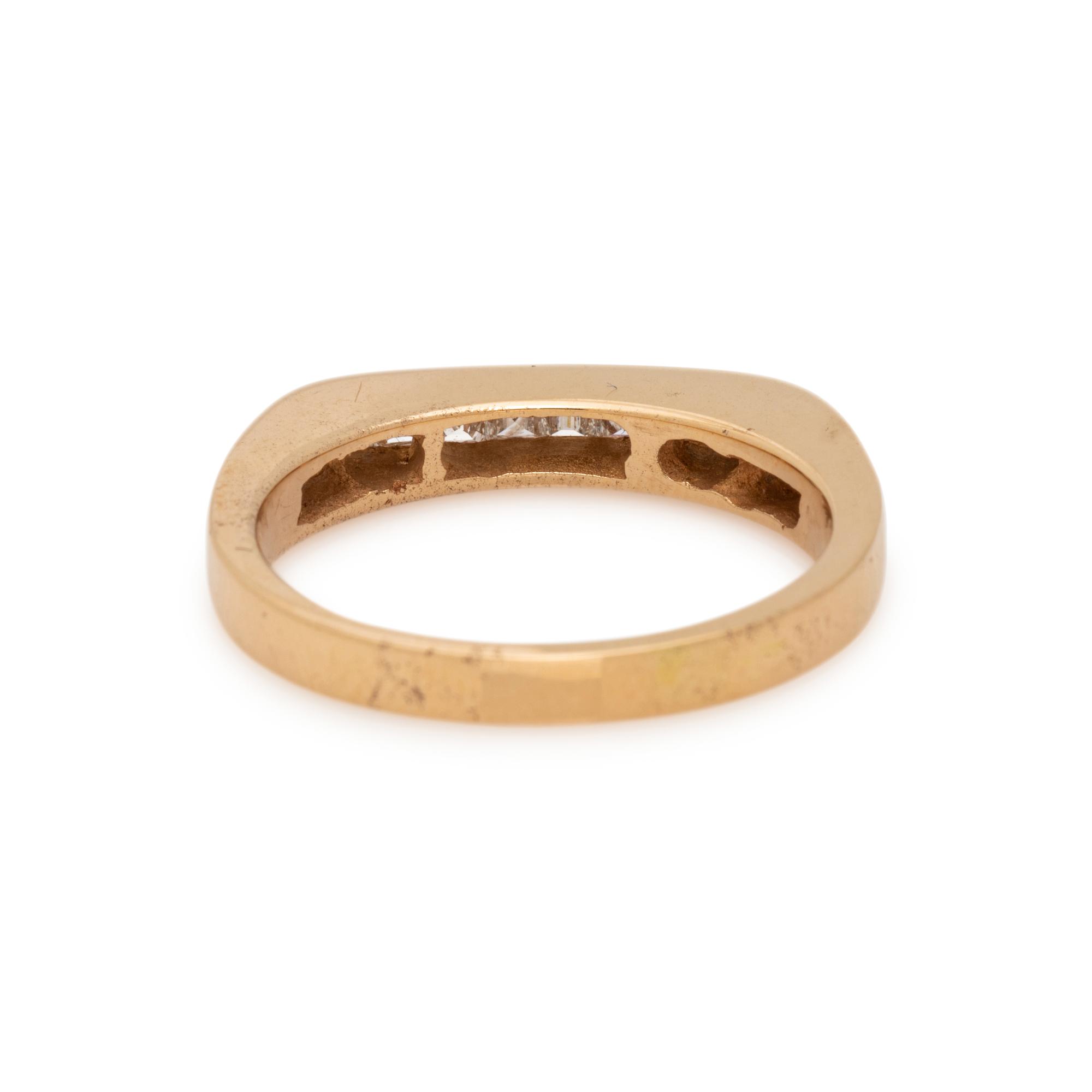 YELLOW GOLD AND DIAMOND RING