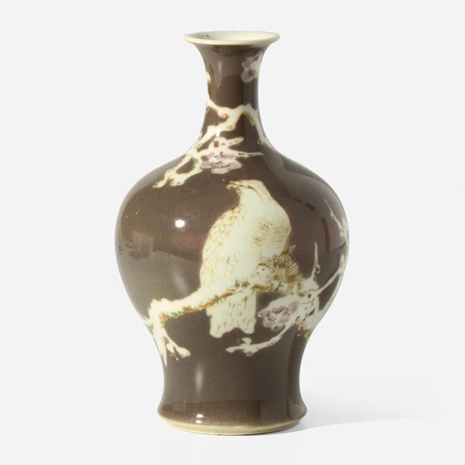 A Japanese porcelain "Hawk on Snowy Prunus" vase, Makuzu Kozan 日本“鷹雪梅”瓷瓶一隻 Meiji period ??