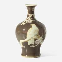 A Japanese porcelain "Hawk on Snowy Prunus" vase, Makuzu Kozan 日本“鷹雪梅”瓷瓶一隻 Meiji period ??