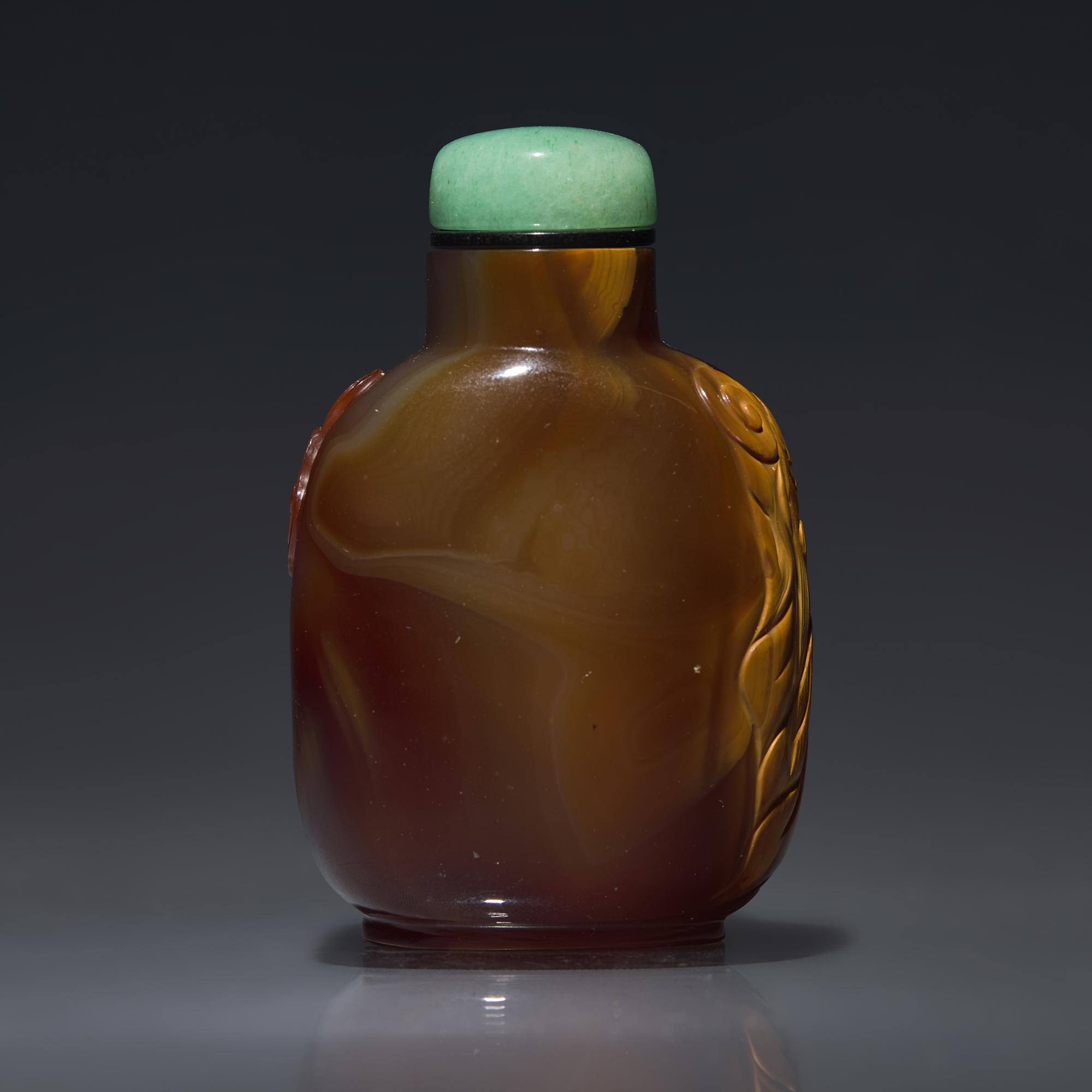 A Chinese Carved Agate Snuff Bottle, Qing Dynasty, 19th Century — 清晚期 瑪瑙巧雕鼻煙壺