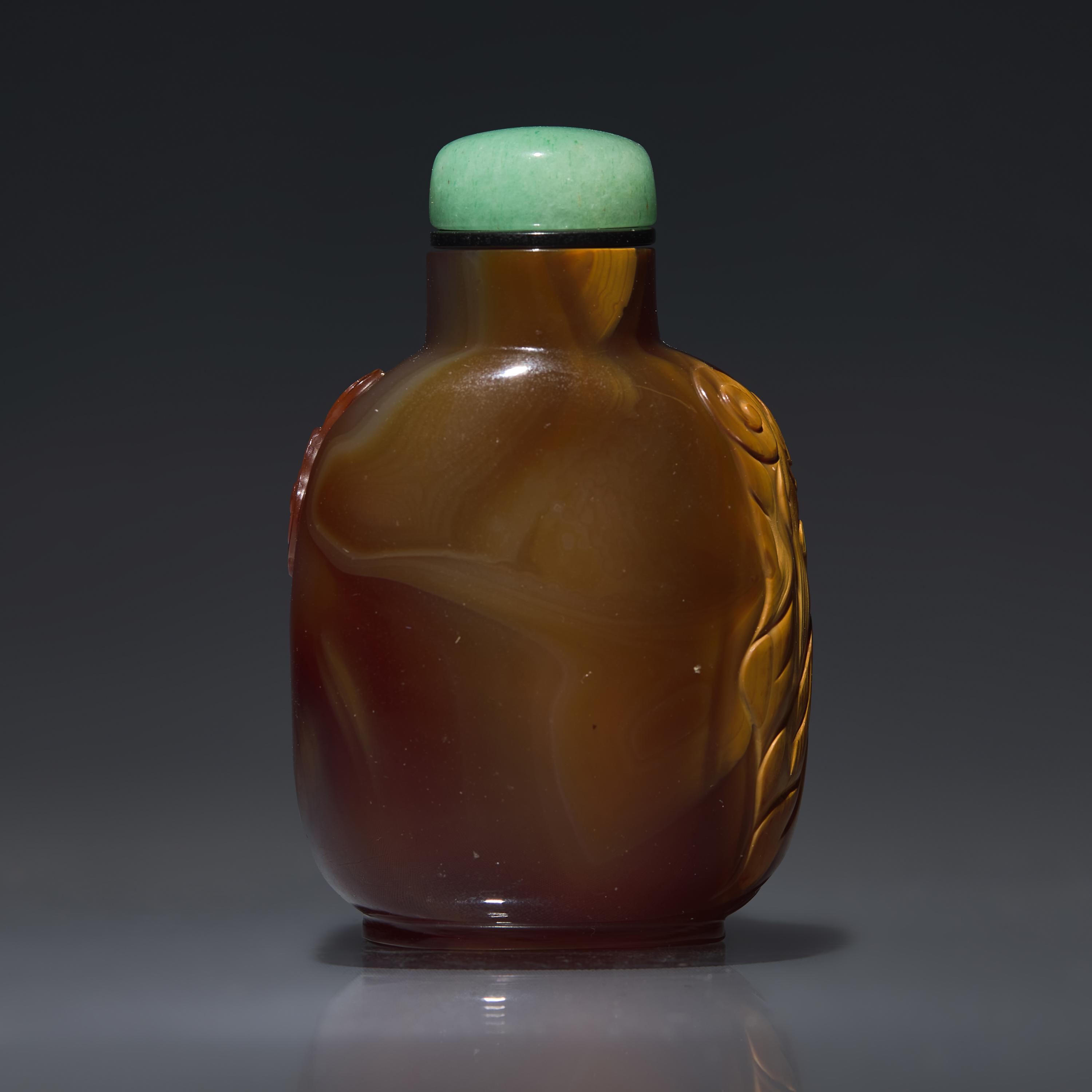 A Chinese Carved Agate Snuff Bottle, Qing Dynasty, 19th Century — 清晚期 瑪瑙巧雕鼻煙壺