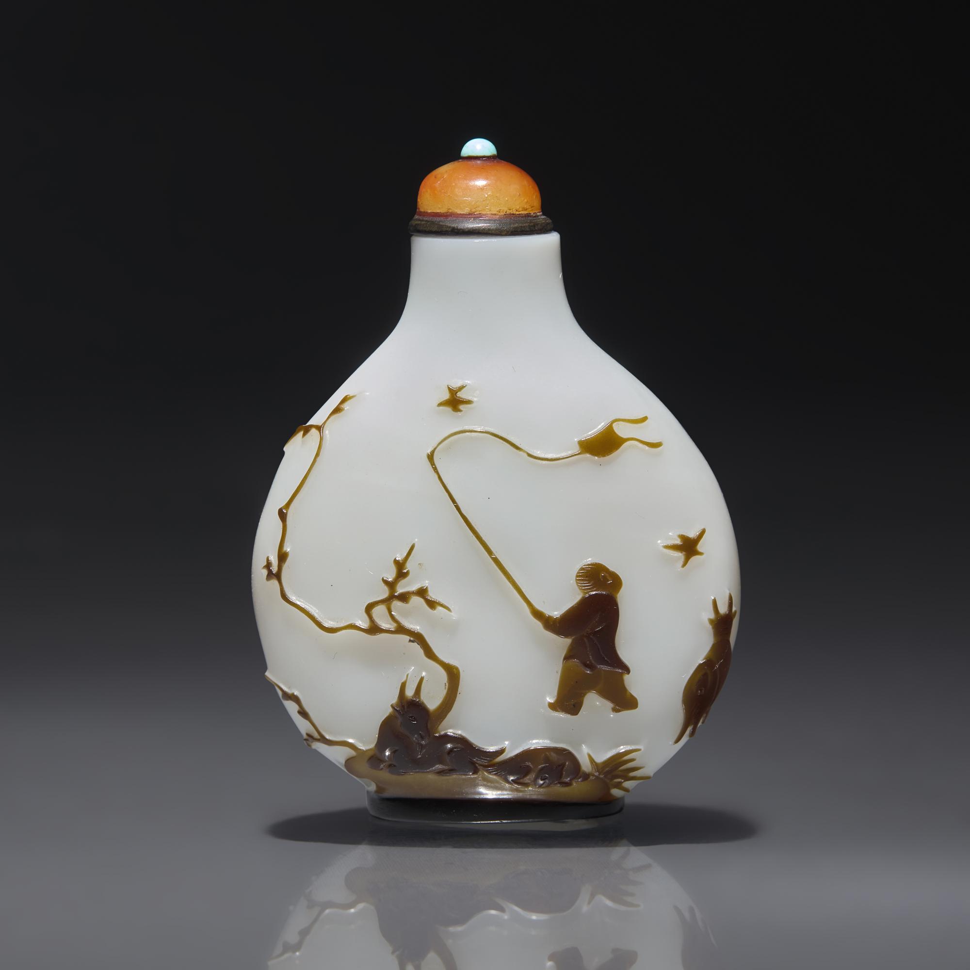 A Chinese Overlay Glass Snuff Bottle, Yangzhou School, Qing Dynasty, Circa 1850-1890 — 1850-1890年 揚州作涅白地套棕料賞秋圖鼻煙壺