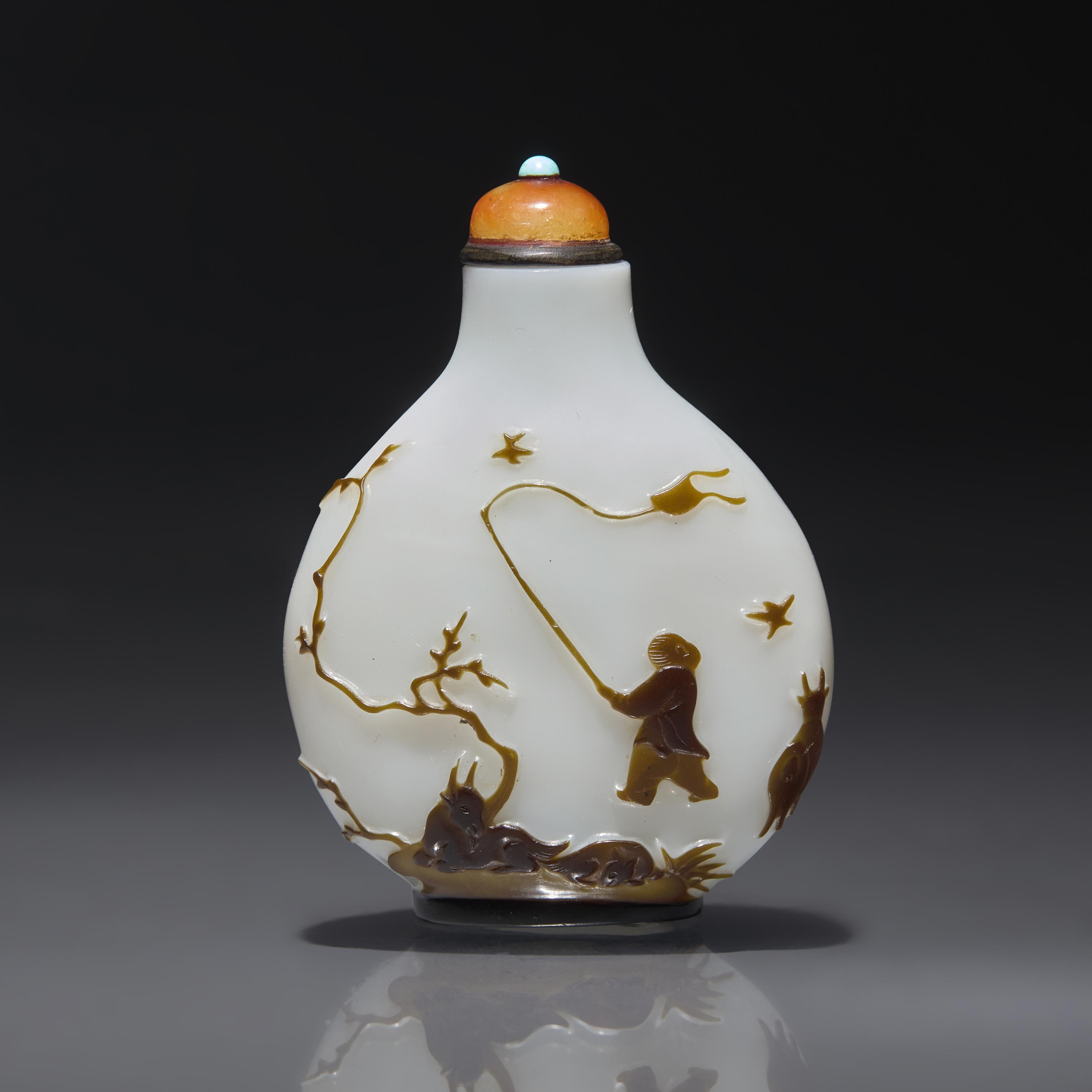 A Chinese Overlay Glass Snuff Bottle, Yangzhou School, Qing Dynasty, Circa 1850-1890 — 1850-1890年 揚州作涅白地套棕料賞秋圖鼻煙壺