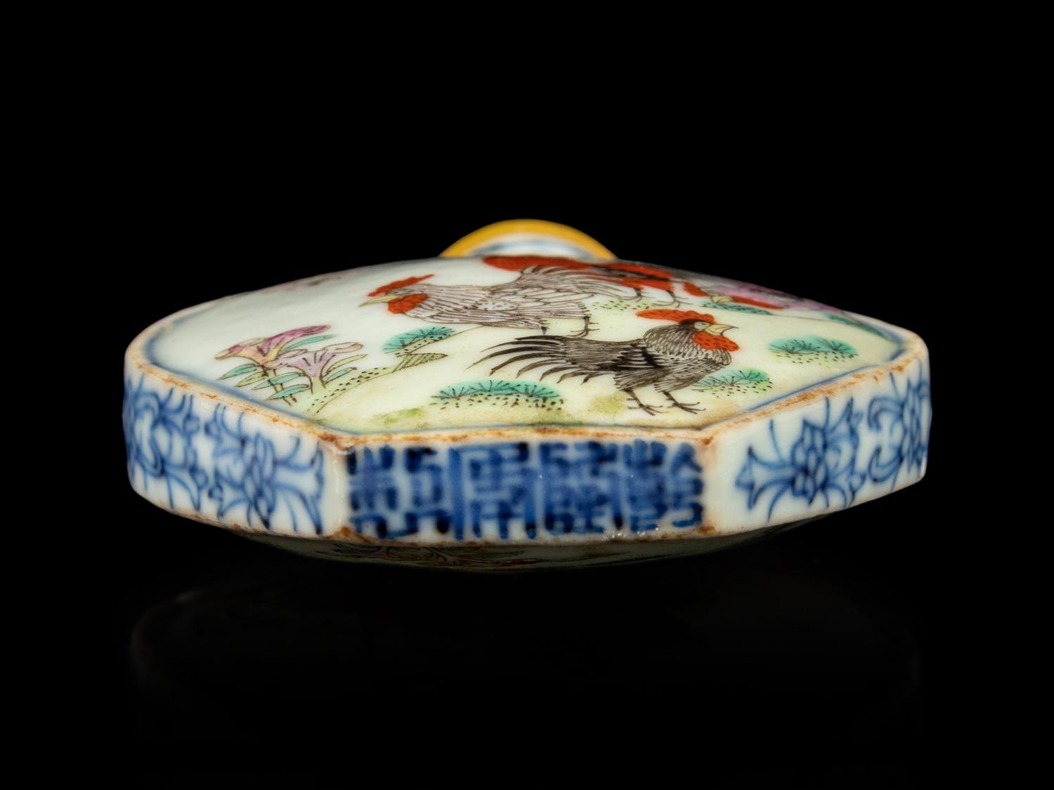 A Famille Rose and Underglaze Blue Porcelain Snuff Bottle