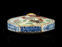 A Famille Rose and Underglaze Blue Porcelain Snuff Bottle