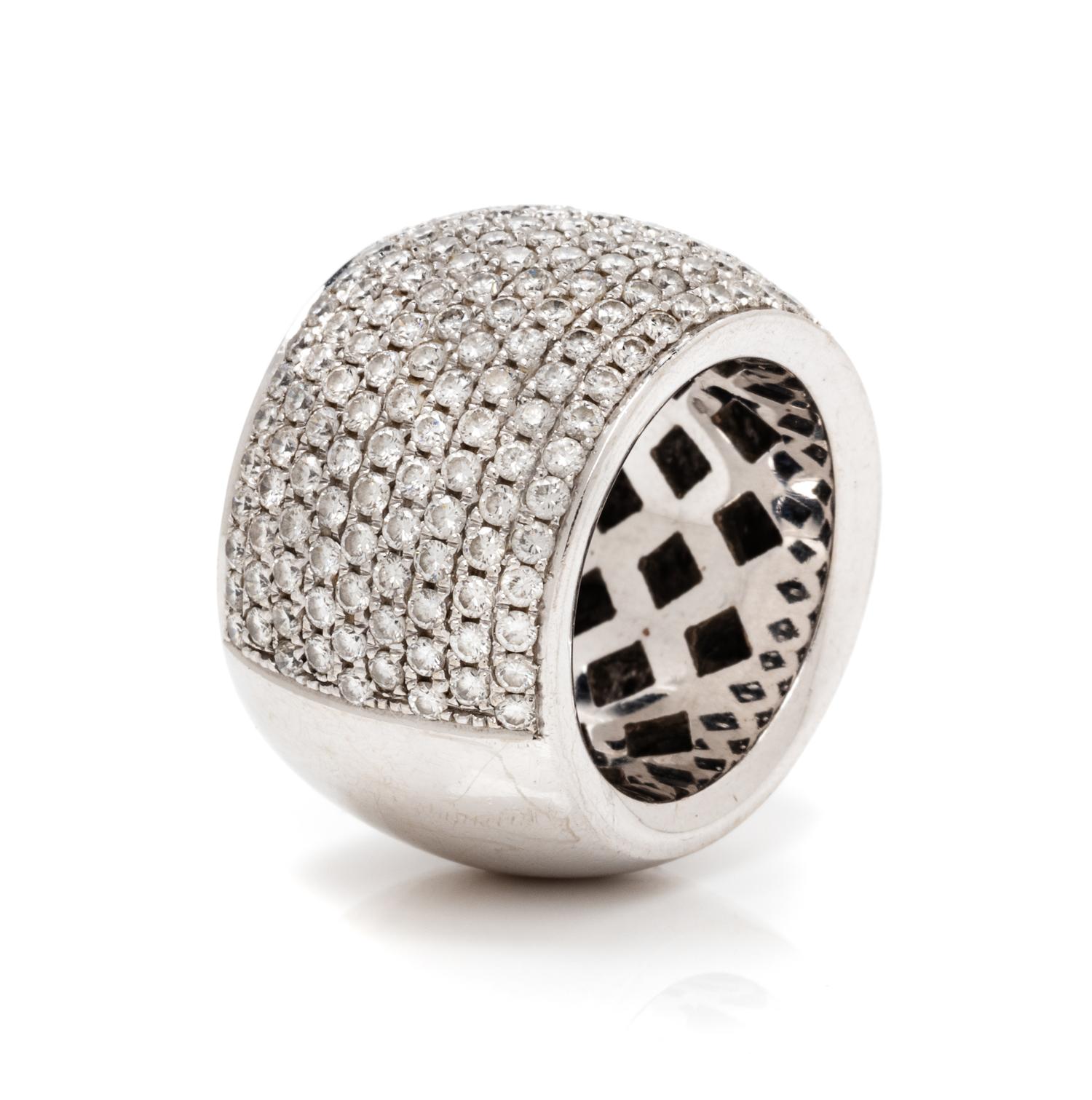 An 18 Karat White Gold and Diamond Pave Ring, 16.00 dwts.
