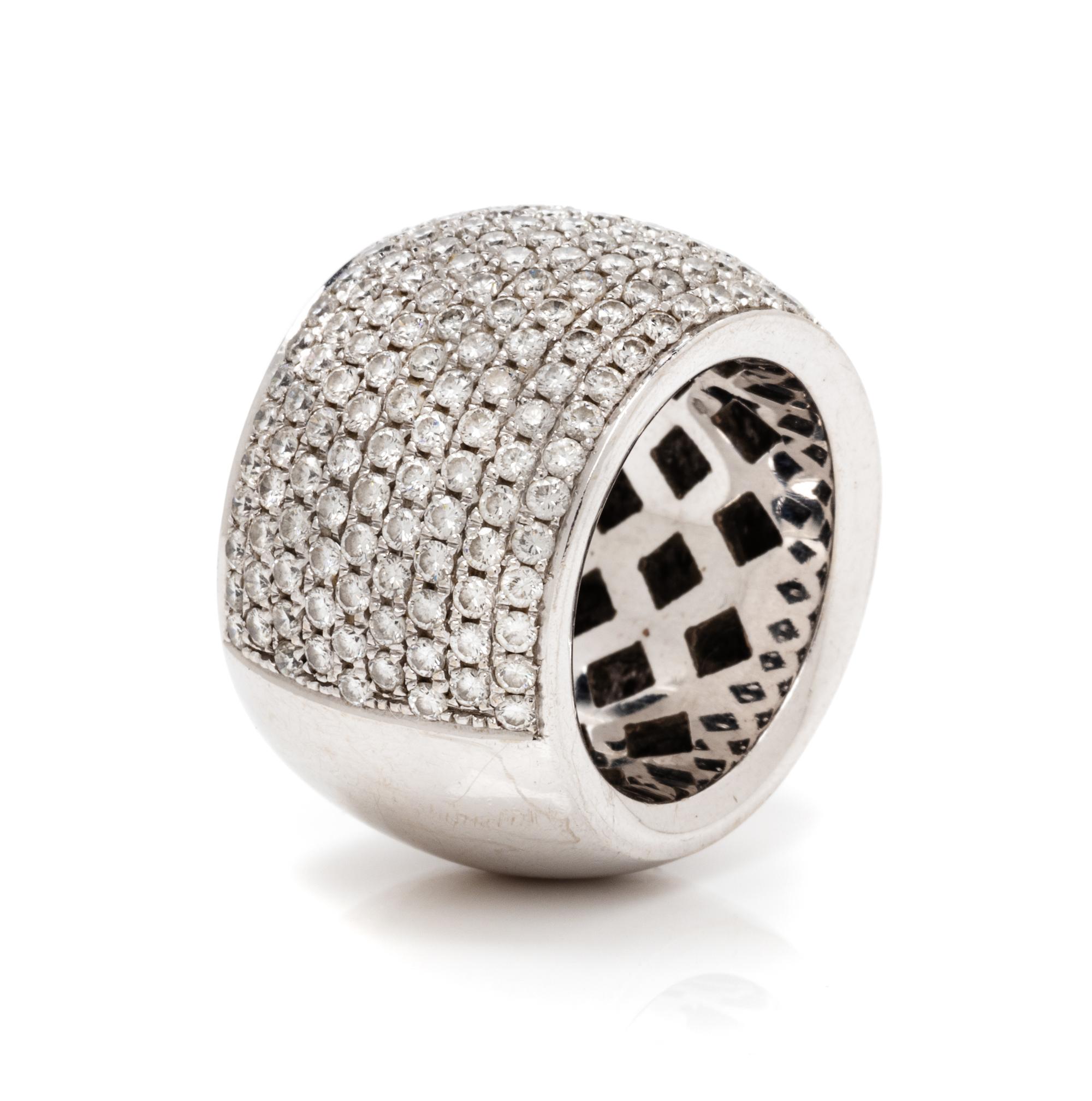 An 18 Karat White Gold and Diamond Pave Ring, 16.00 dwts.