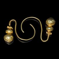 A Pair of Chinese Gold 'Double-Gourd' Earrings, Erhuan, Ming Dynasty 明 金葫蘆耳環一對
