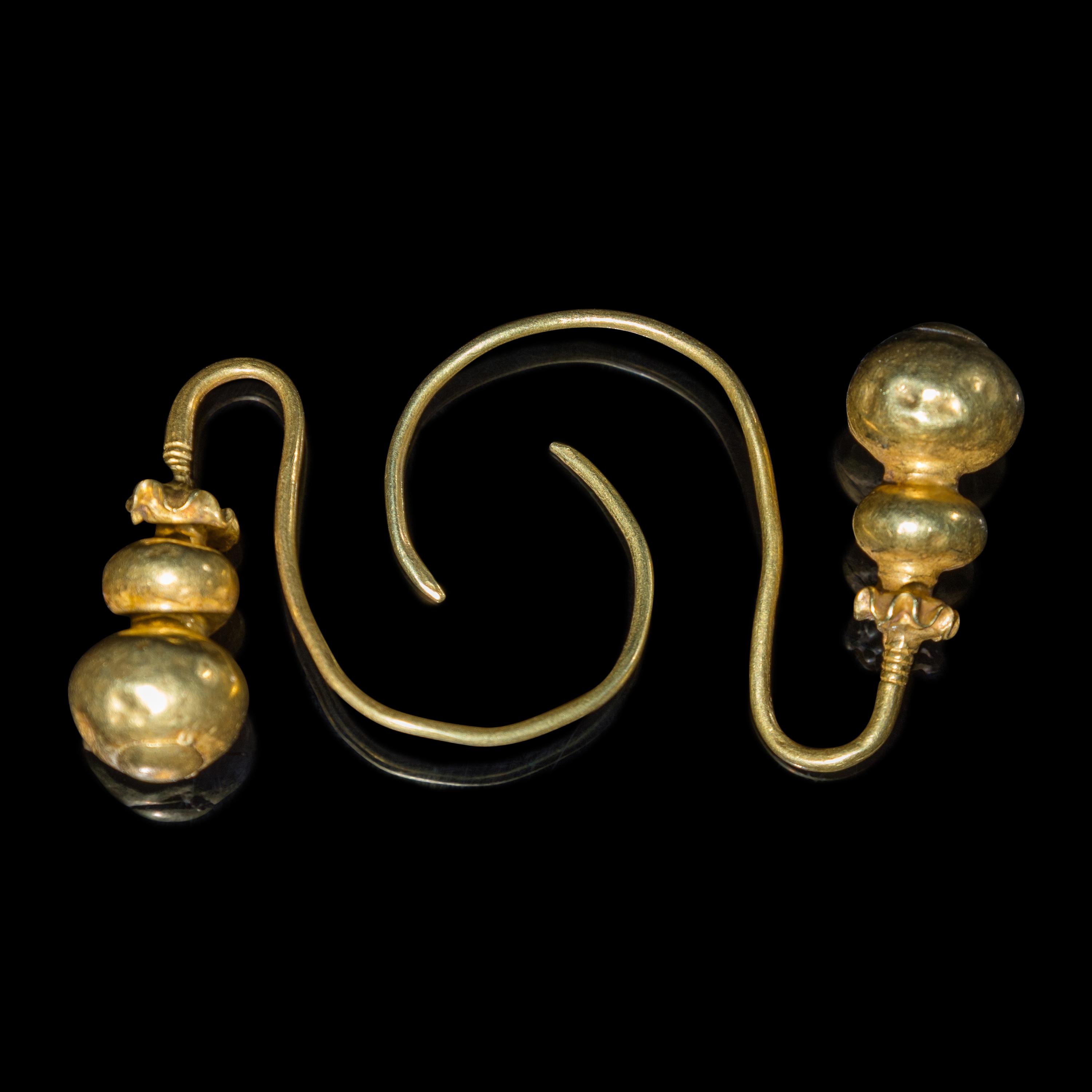 A Pair of Chinese Gold 'Double-Gourd' Earrings, Erhuan, Ming Dynasty 明 金葫蘆耳環一對