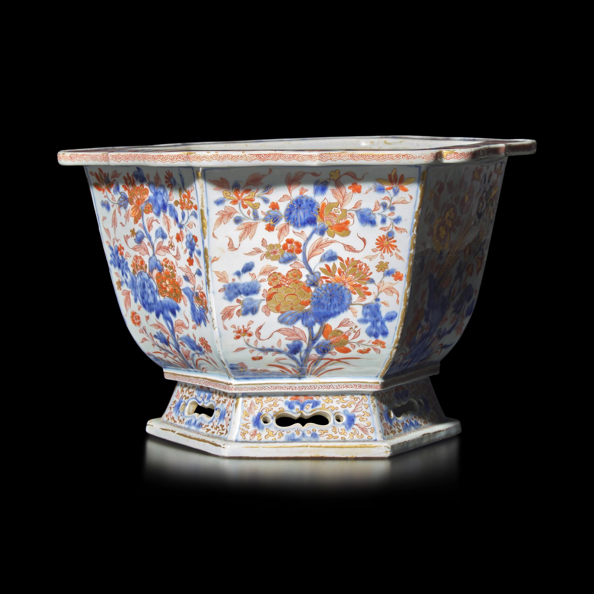 A Chinese Export "Imari" Palatte Hexagonal Jardiniere, Kangxi Period — 清康熙 外銷伊萬裡式花鳥圖六方形花盆