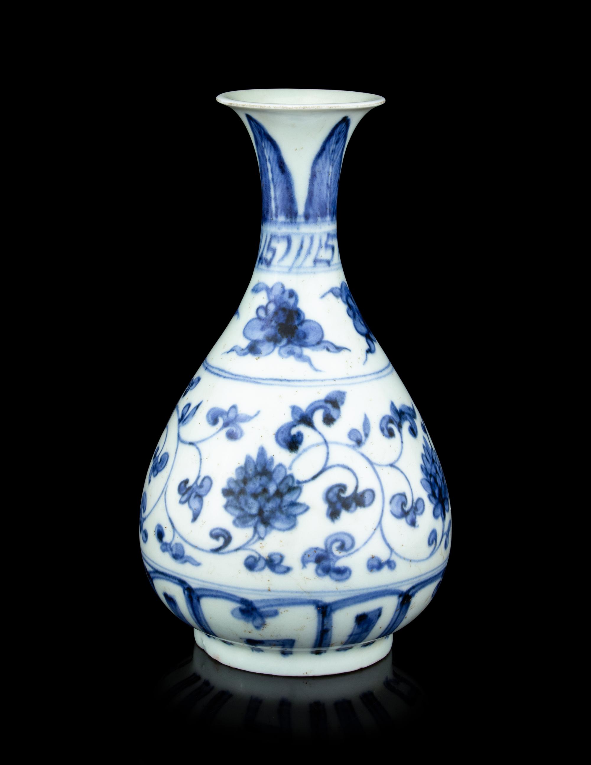 A Chinese Blue and White Porcelain Vase, Yuhuchunping