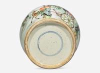 A Chinese famille verte-decorated jar and cover 硬彩蓋罐