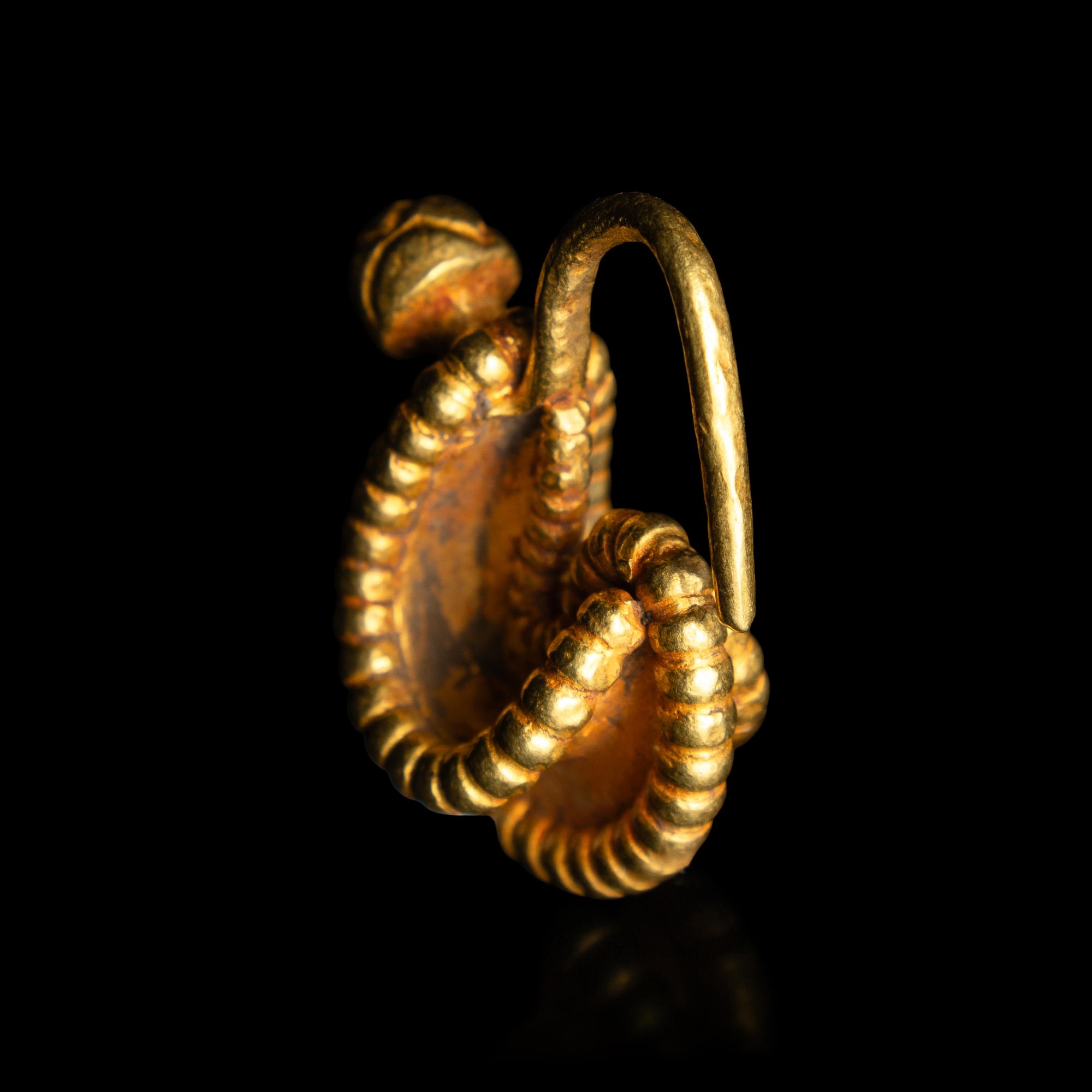 A Pair of Chinese Gold U-Shaped Earrings, Erhuan, Liao Dynasty 遼 金联珠耳環一對