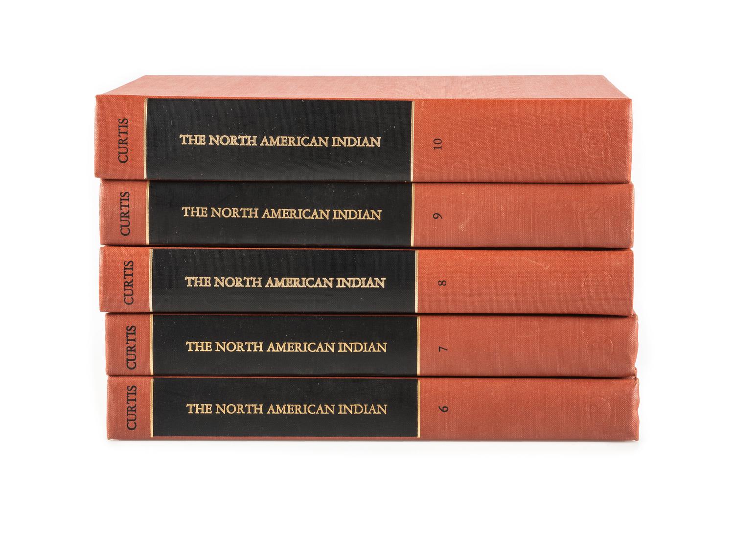 CURTIS, Edward (1868-1952). The North American Indian. New York, San Francisco, London: Johnson Reprint Corporation, 1976.
