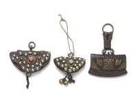 Two Tibetan Purses and a Flint, 19th Century or Later 十九世紀或更晚 藏式火鐮三枚