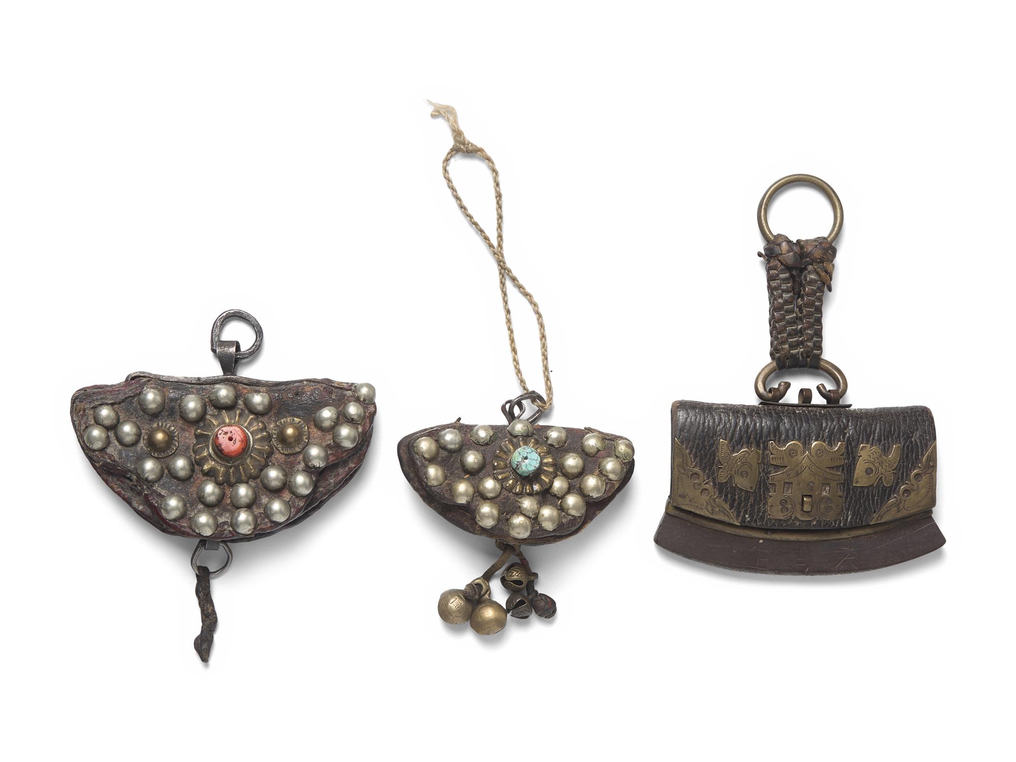 Two Tibetan Purses and a Flint, 19th Century or Later 十九世紀或更晚 藏式火鐮三枚