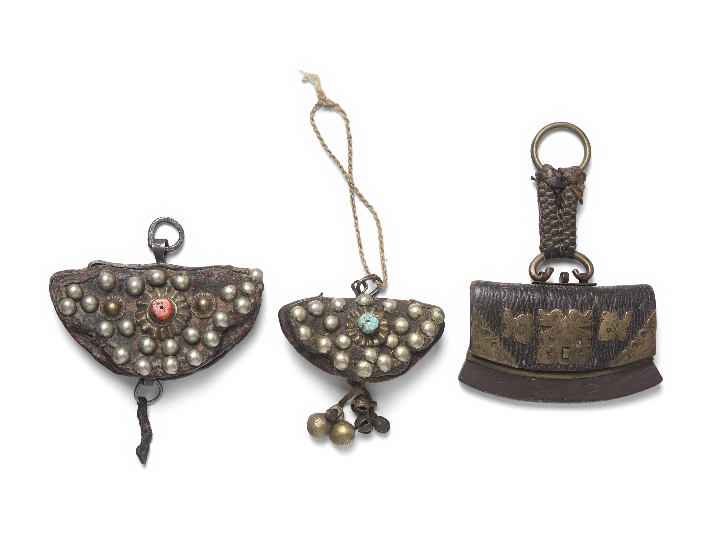 Two Tibetan Purses and a Flint, 19th Century or Later 十九世紀或更晚 藏式火鐮三枚