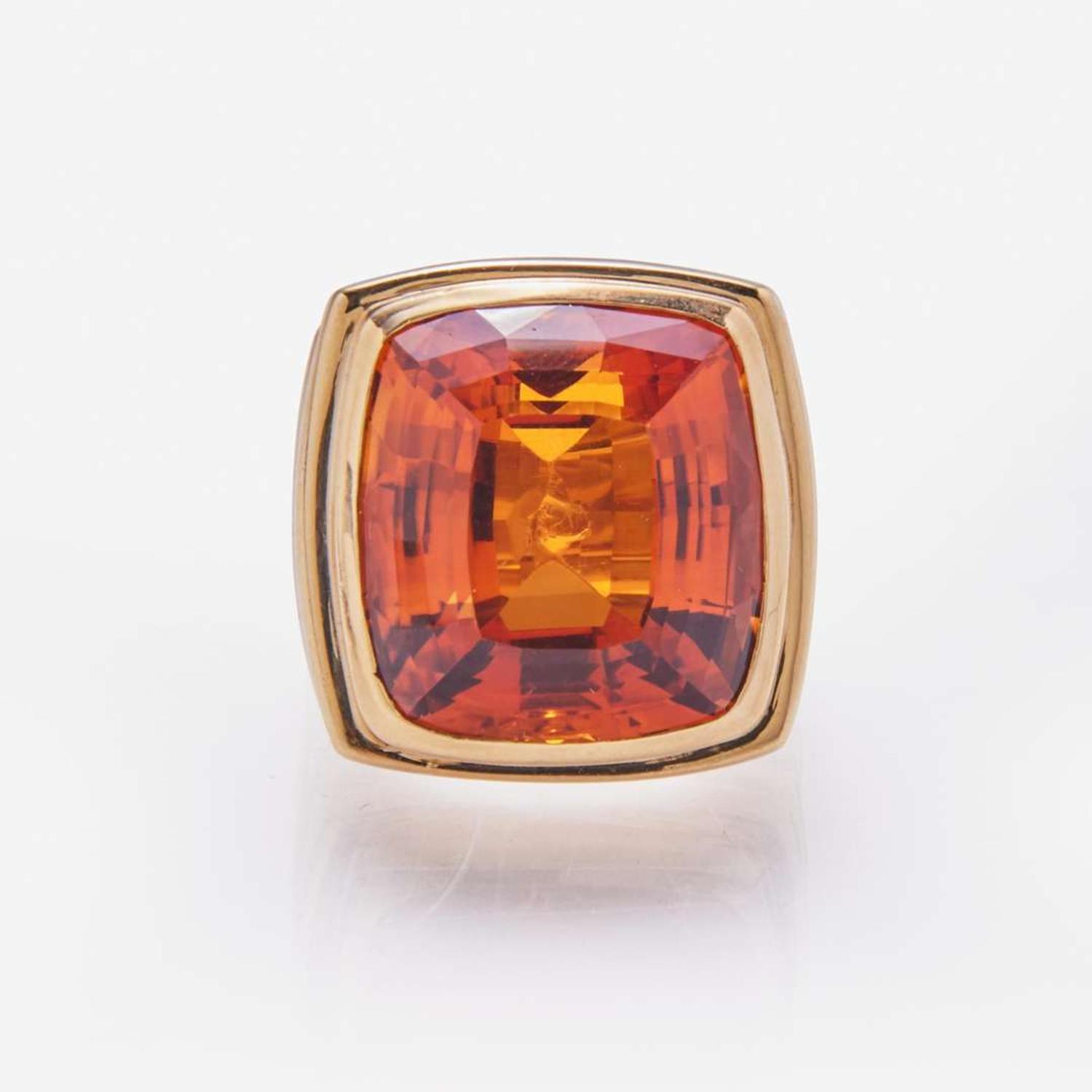 An 18K Yellow Gold and Citrine Ring