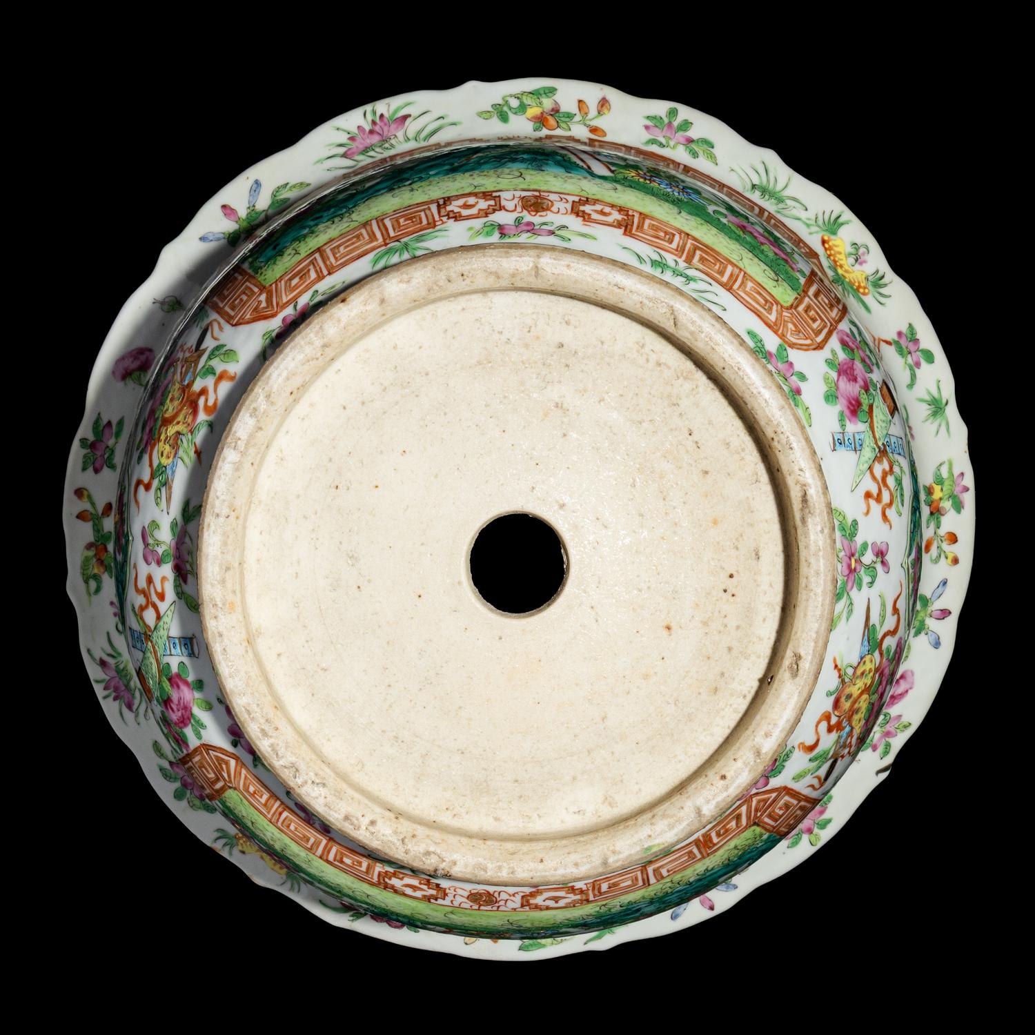 A Chinese Export Rose Medallion Jardinière, Second Half 19th Century 清晚期 廣彩花卉紋花盆
