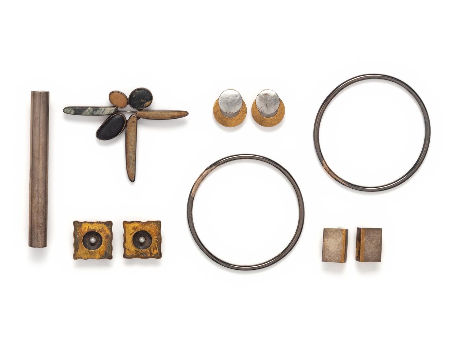 COLLECTION OF MIXED METAL JEWELRY