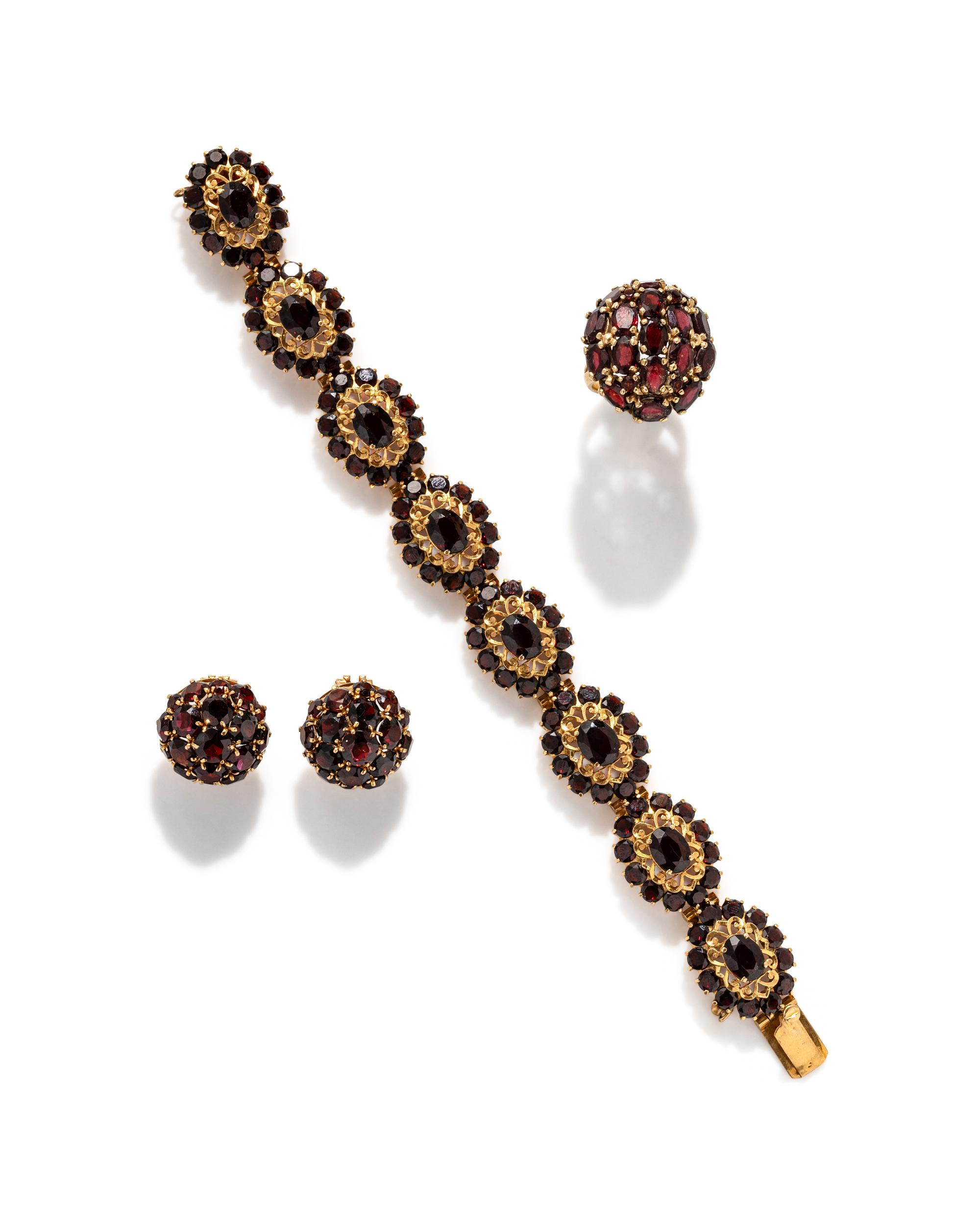 A COLLECTION OF YELLOW GOLD AND GARNET JEWELRY