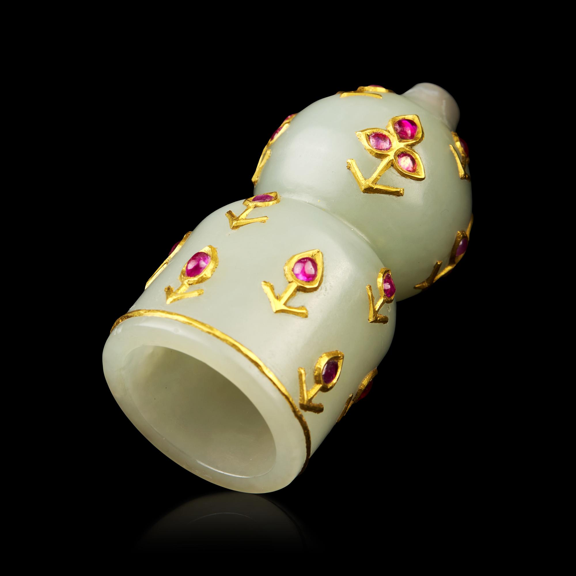 An Unusual Pale-celadon Jade Ruby-set Huqqa Mouthpiece, Mughal, Early 19th Century 莫臥爾王朝十九世紀初 青白玉嵌金紅寶石煙嘴