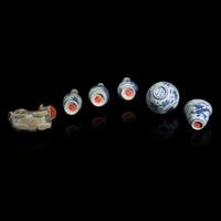 Five Small Chinese Blue and White Wares from the Hatcher Cargo, and a Famille Rose "Lion" Water Dropper. The Blue and White: First Half 17th Century 17世紀初青花海撈瓷五件及19世紀粉彩獅形水滴一件