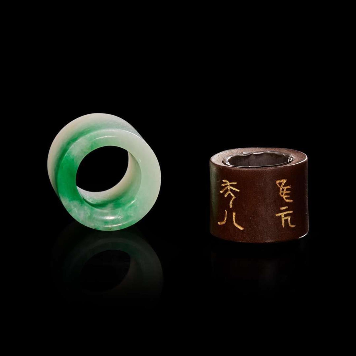 A Chinese jadeite and a wood archer's ring 翡翠及木質扳指各一枚 18th/19th Century ???????