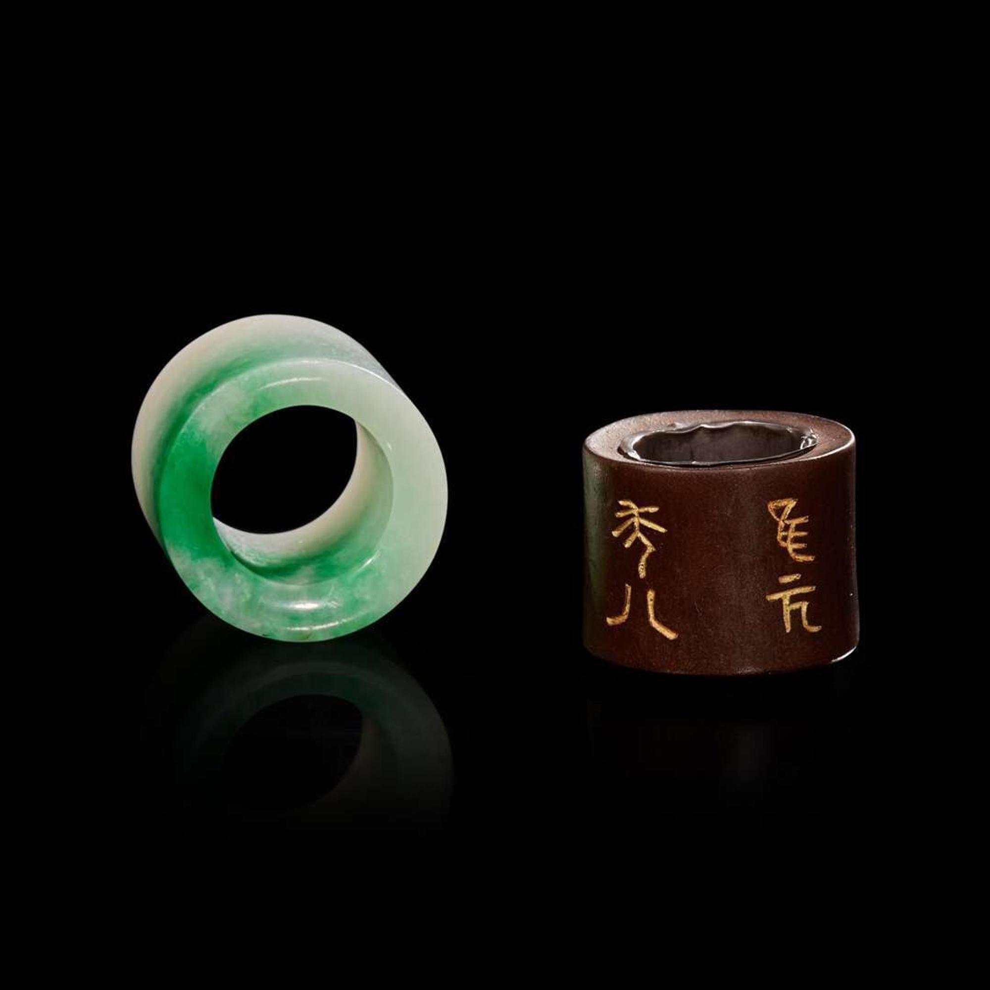 A Chinese jadeite and a wood archer's ring 翡翠及木質扳指各一枚 18th/19th Century ???????