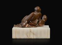 A patinated bronze figural brush rest 太白醉酒銅筆架