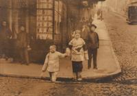 Arnold Genthe (1869-1942) Untitled (Children at street corner, Chinatown,) c. 1900
