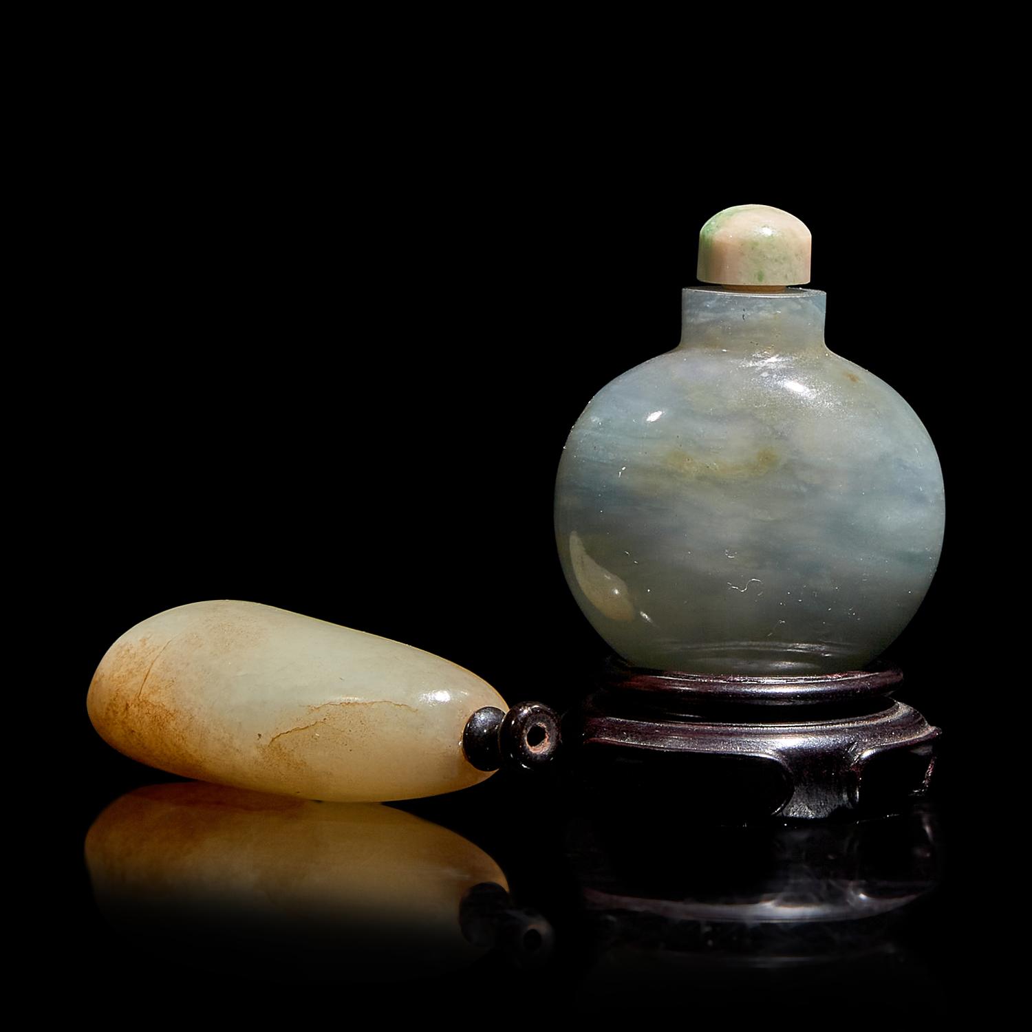 Two Chinese Jade and Jadeite Snuff Bottles, 19th-20th Century 晚清民國 帶皮白玉隨形鼻煙壺及翡翠和氣圖鼻煙壺各一支