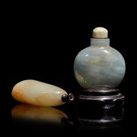 Two Chinese Jade and Jadeite Snuff Bottles, 19th-20th Century 晚清民國 帶皮白玉隨形鼻煙壺及翡翠和氣圖鼻煙壺各一支