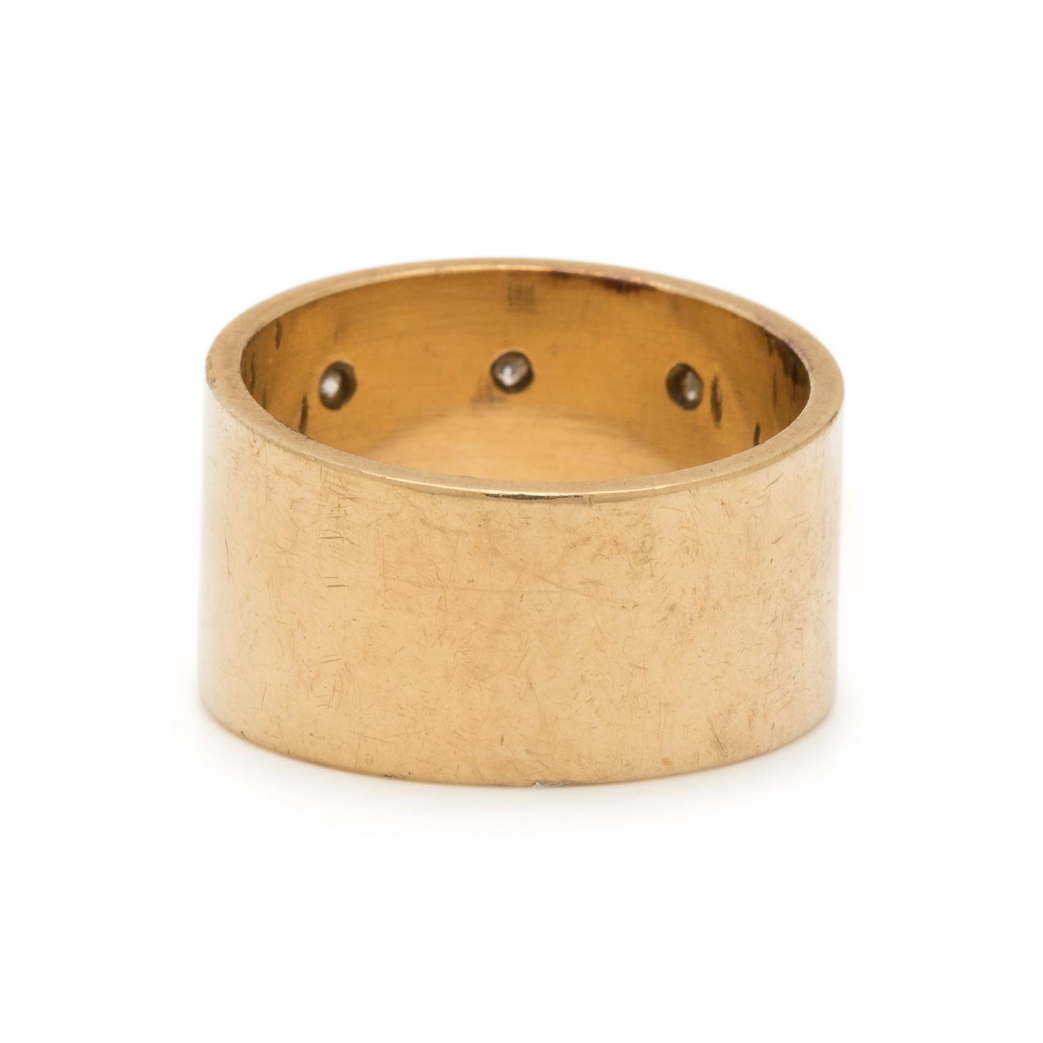 YELLOW GOLD AND DIAMOND RING