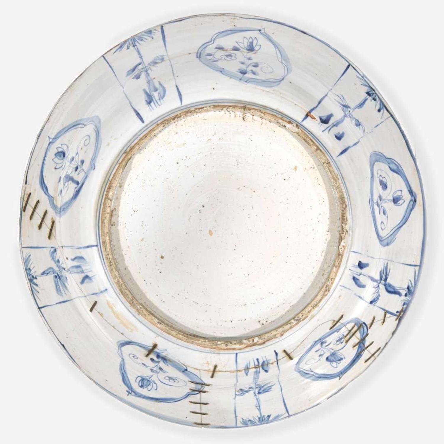 A large Chinese blue and white "Kraak" porcelain dish 青花克拉克大盘 17th century ????