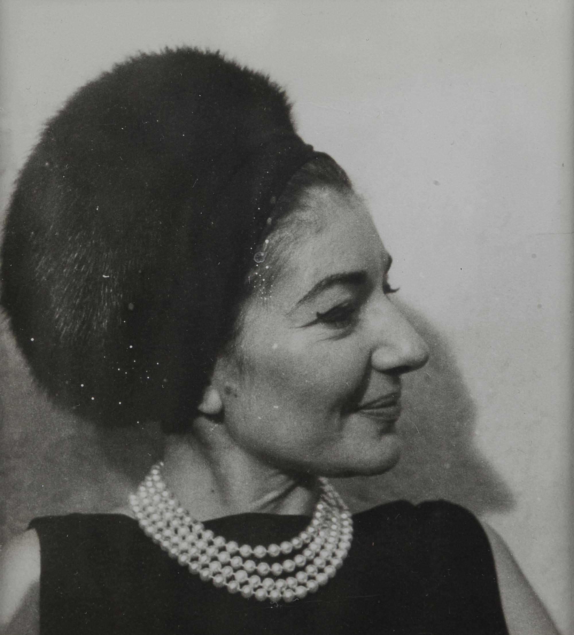 CALLAS, Maria (1923-1977). Autograph note signed (“Maria Meneghini Callas”), to Alda Girouset. N.p., 1954. 1 page, oblong 8vo, 142 x 210 mm, on an autograph book sheet, matted and framed with 3 photographic portraits of Callas, including one after an image by Cecil Beaton.