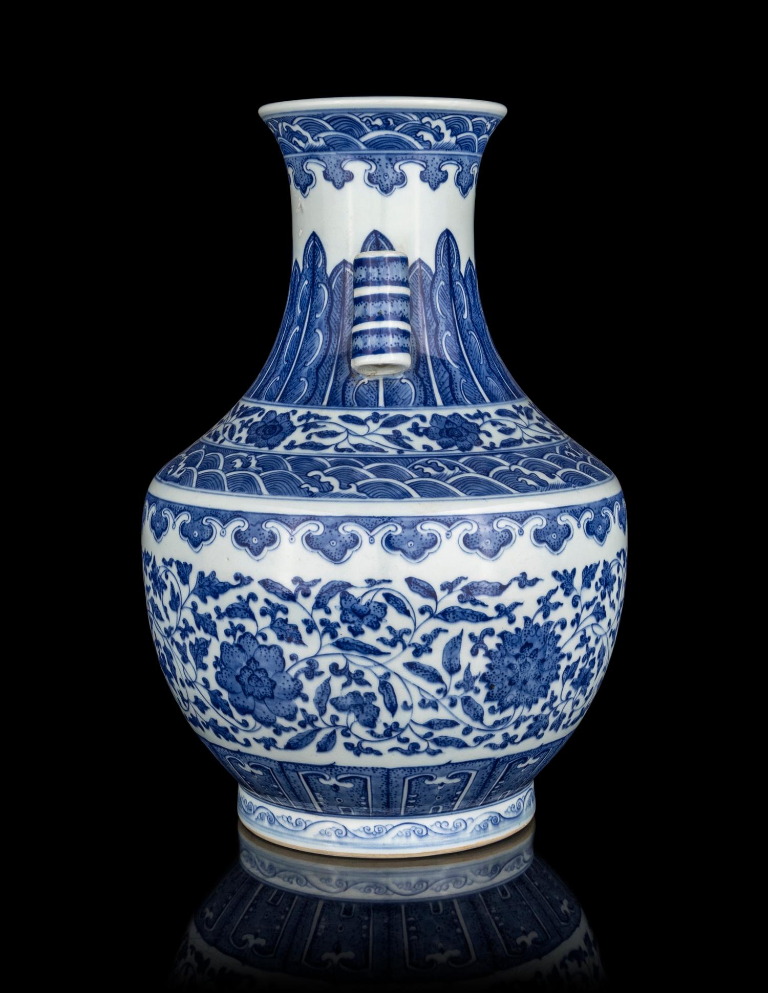 A Chinese Blue and White Porcelain Zun Vase