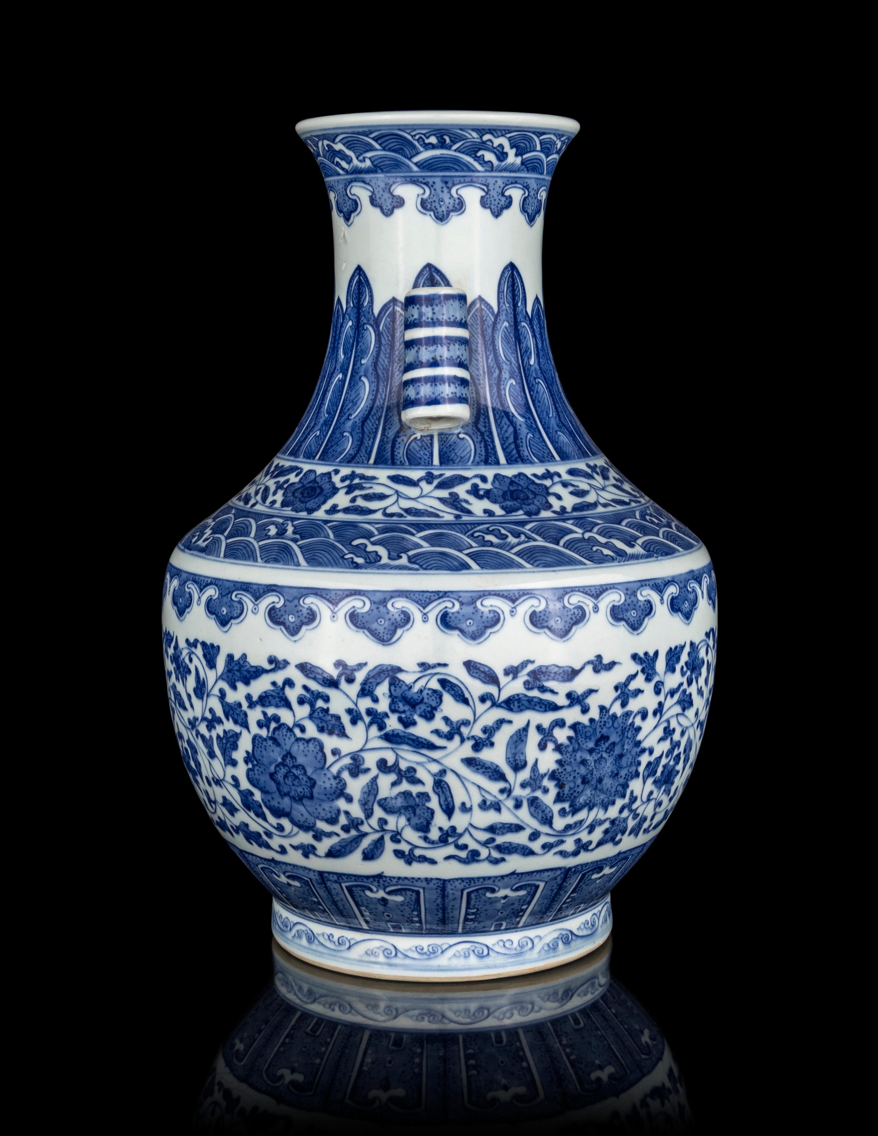 A Chinese Blue and White Porcelain Zun Vase