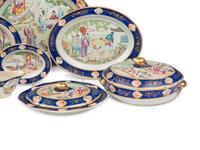 A Chinese Export Porcelain Dinner Service