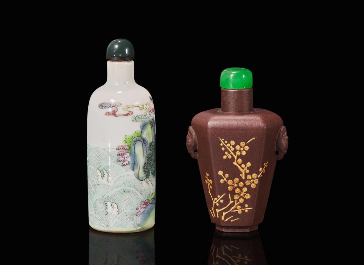 A Chinese famille-rose snuff bottle and a Yixing snuff bottle, Qing dynasty 粉彩及紫砂鼻煙壺各一只 清