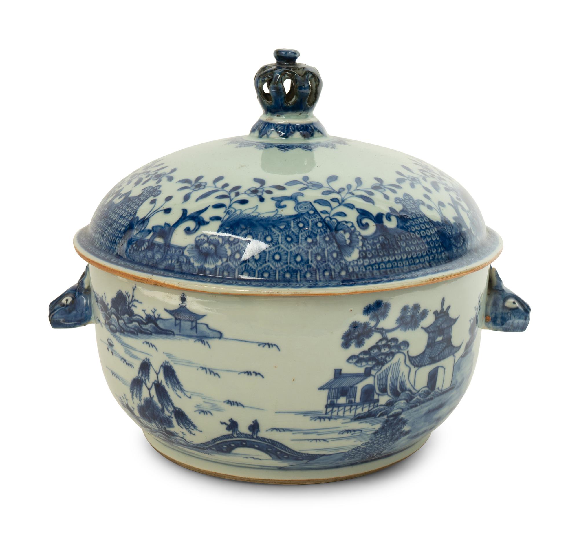 A Chinese Export Blue and White Porcelain Tureen — 19TH CENTURY