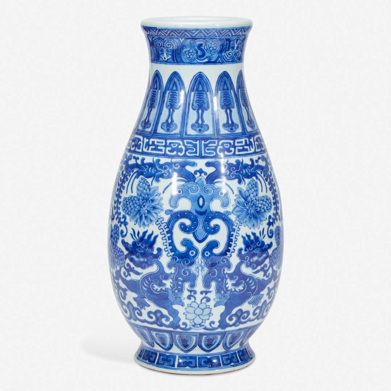 An unusual large Chinese blue and white porcelain archaistic vase 倣古风格青花瓷瓶 Qianlong six-character seal mark