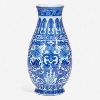 An unusual large Chinese blue and white porcelain archaistic vase 倣古风格青花瓷瓶 Qianlong six-character seal mark