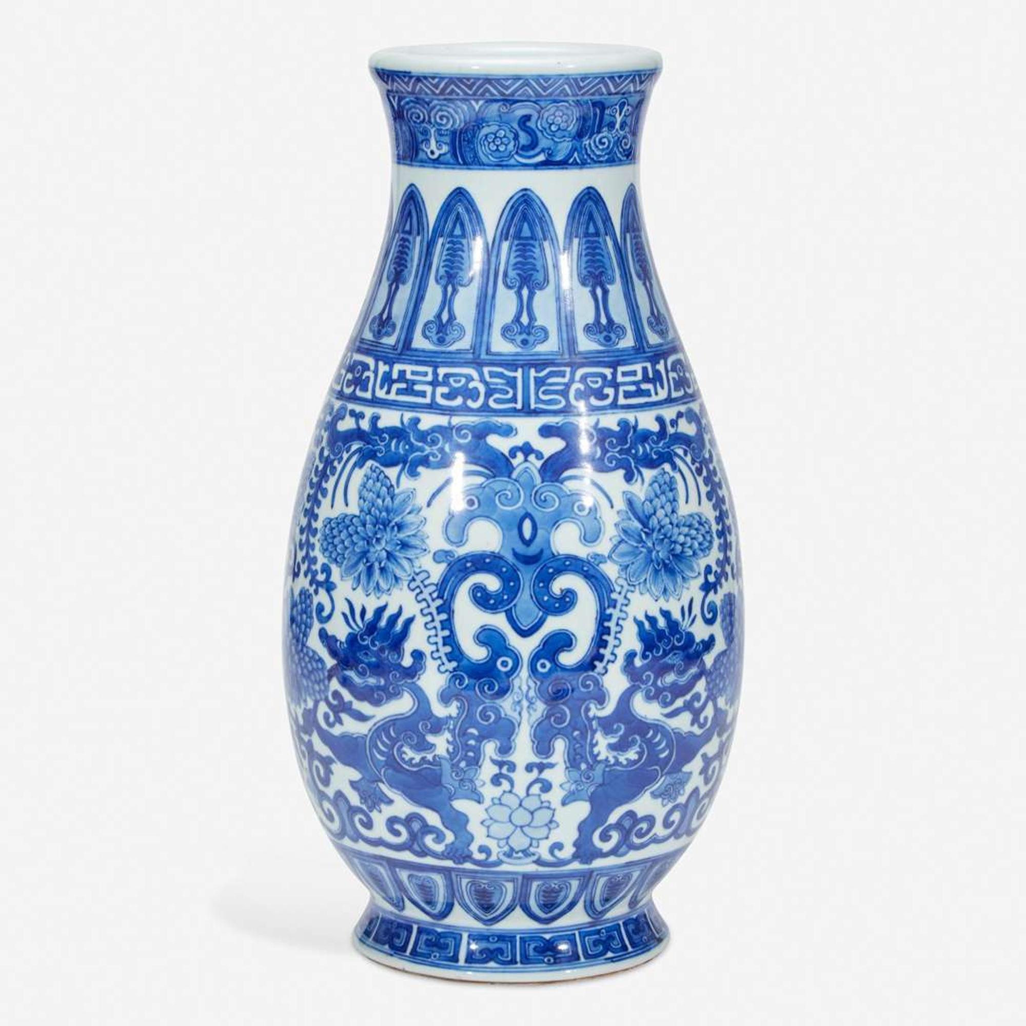 An unusual large Chinese blue and white porcelain archaistic vase 倣古风格青花瓷瓶 Qianlong six-character seal mark
