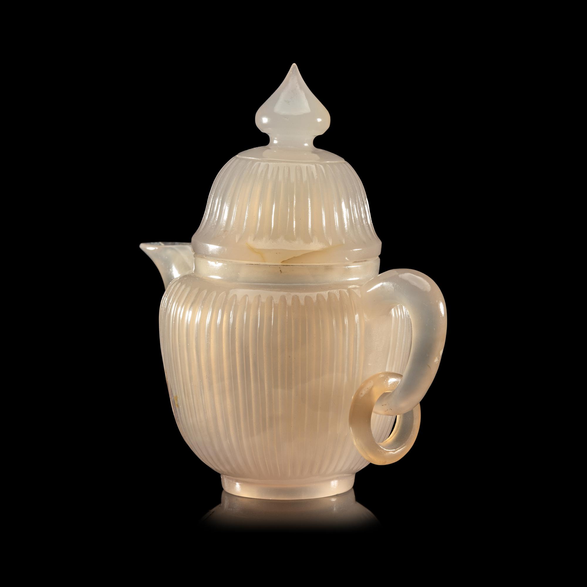 A Carved Agate 'Chrysanthemum' Covered Wine Pot, Possibly 19th Century 或為清晚期 瑪瑙菊瓣紋壺