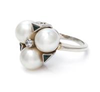 A 14 Karat White Gold Cultured Pearl, Emerald and Diamond Ring, 5.10 dwts.
