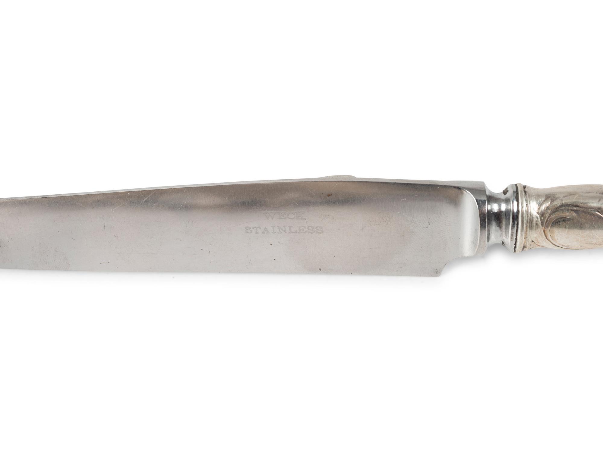 A Reed and Barton 'Le Cinq Fleurs' Silver Flatware Service