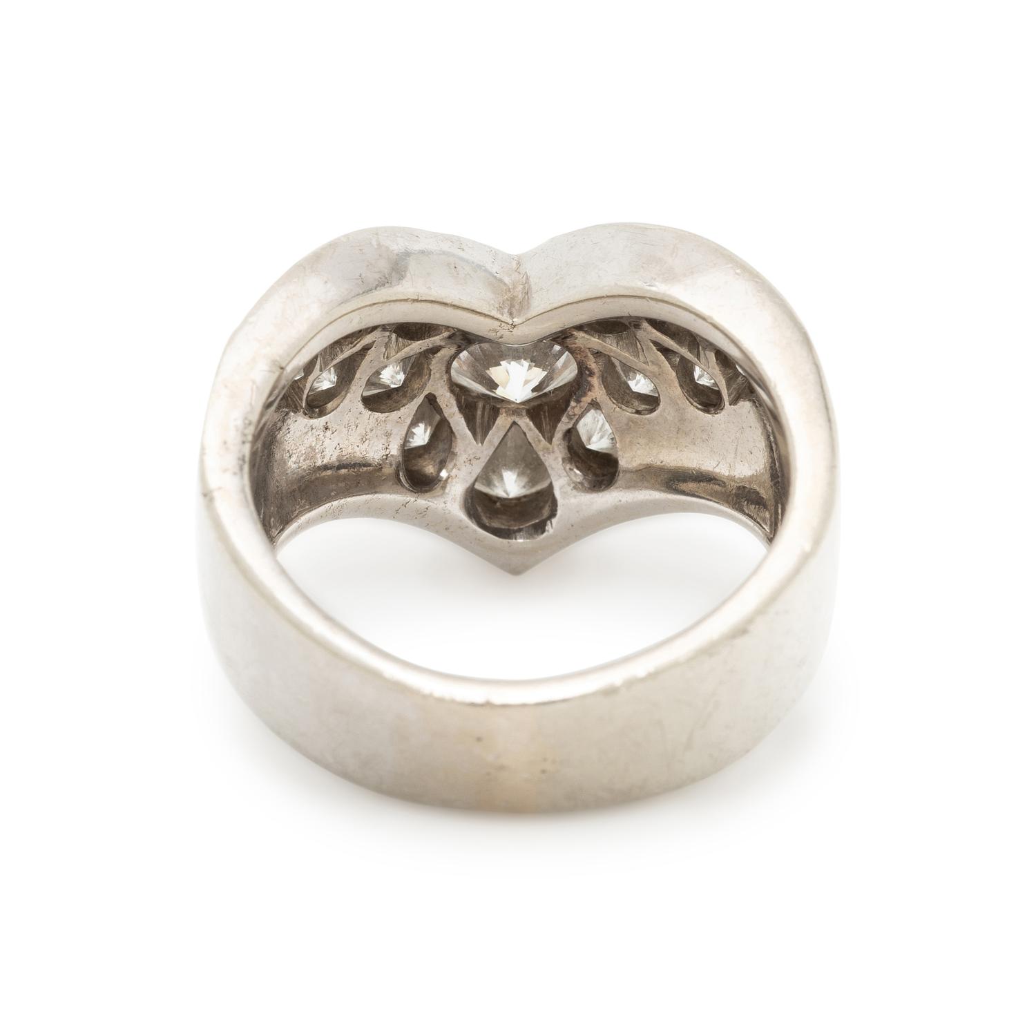 DIAMOND AND WHITE GOLD RING