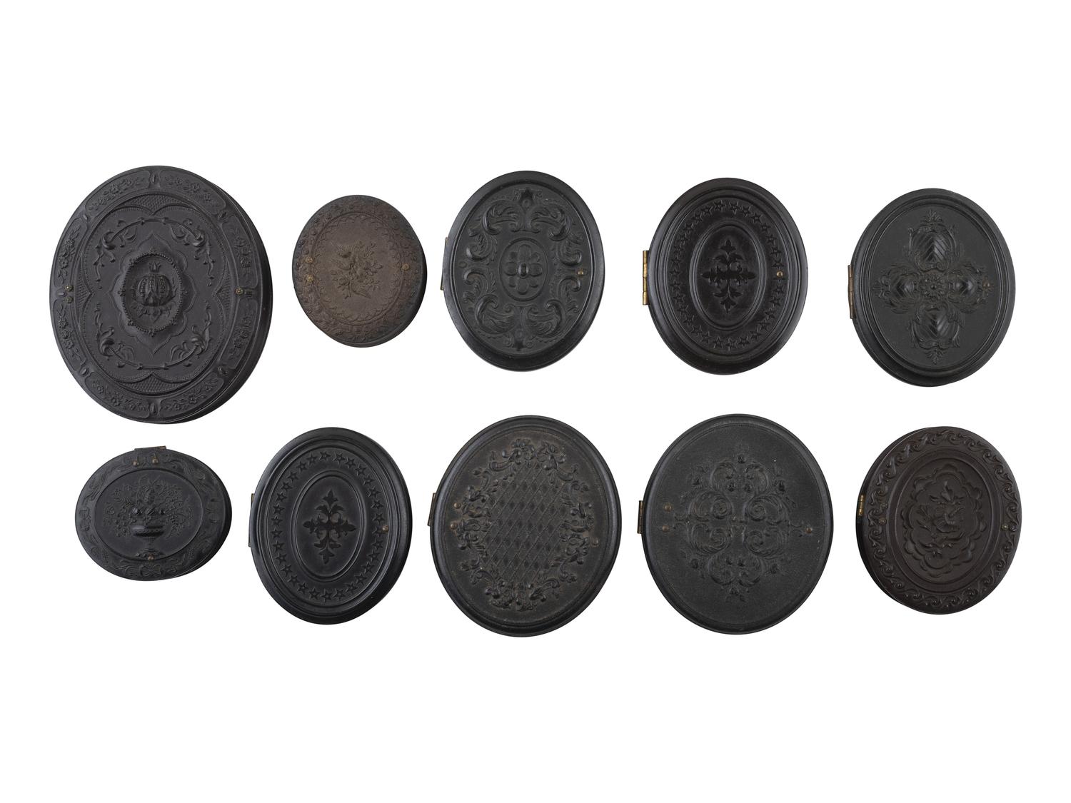 [EARLY PHOTOGRAPHY]. 20 assorted oval Union cases.