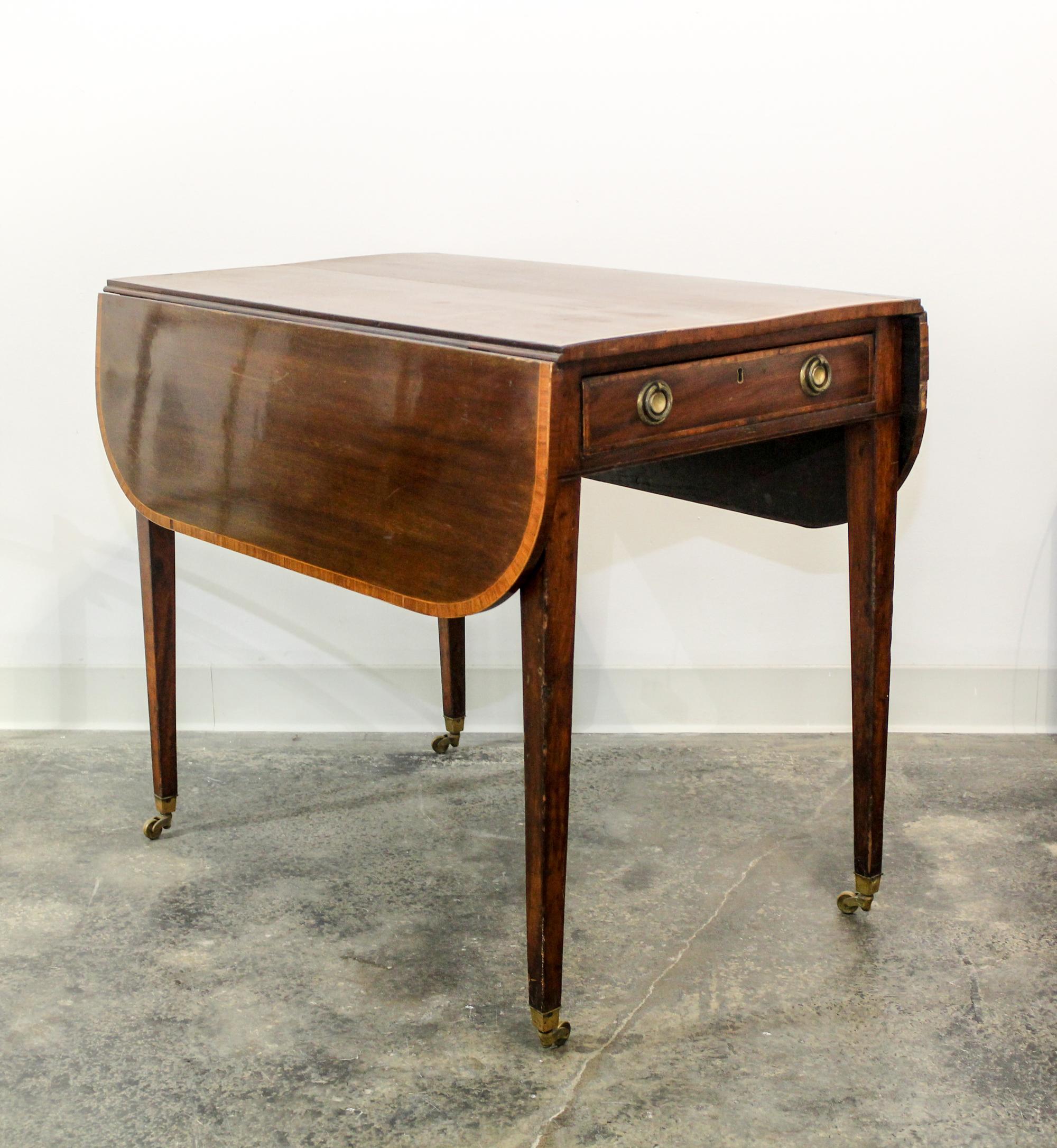 An English Pembroke Table Height 27 1/2 inches. — 19TH CENTURY